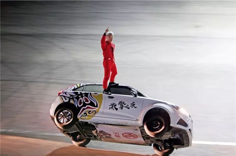 kaiyun体育综合-赛车特技表演，极限动作震撼全场